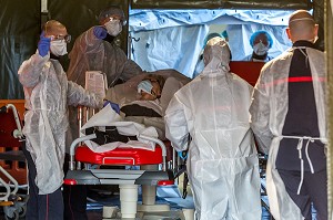 LES SAPEURS-POMPIERS ONT ORGANISE UN SAS DE PRE TRIAGE POUR LES PATIENTS ATTEINTS DU COVID 19 AUX URGENCES DU GRAND HOPITAL DE L'EST FRANCILIEN, JOSSIGNY, SEINE ET MARNE (77), UNE JOURNEE SUR LE FRONT DES INTERVENTIONS COVID 19 