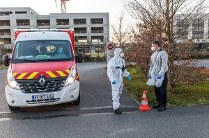LES SAPEURS-POMPIERS ONT ORGANISE UN SAS DE PRE TRIAGE POUR LES PATIENTS ATTEINTS DU COVID 19 AUX URGENCES DU GRAND HOPITAL DE L'EST FRANCILIEN, JOSSIGNY, SEINE ET MARNE (77), UNE JOURNEE SUR LE FRONT DES INTERVENTIONS COVID 19 