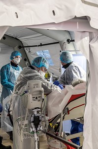 LES SAPEURS-POMPIERS ONT ORGANISE UN SAS DE PRE TRIAGE POUR LES PATIENTS ATTEINTS DU COVID 19 AUX URGENCES DU GRAND HOPITAL DE L'EST FRANCILIEN, JOSSIGNY, SEINE ET MARNE (77), UNE JOURNEE SUR LE FRONT DES INTERVENTIONS COVID 19 