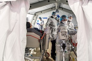 LES SAPEURS-POMPIERS ONT ORGANISE UN SAS DE PRE TRIAGE POUR LES PATIENTS ATTEINTS DU COVID 19 AUX URGENCES DU GRAND HOPITAL DE L'EST FRANCILIEN, JOSSIGNY, SEINE ET MARNE (77), UNE JOURNEE SUR LE FRONT DES INTERVENTIONS COVID 19 