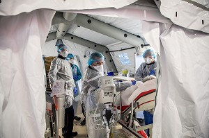 LES SAPEURS-POMPIERS ONT ORGANISE UN SAS DE PRE TRIAGE POUR LES PATIENTS ATTEINTS DU COVID 19 AUX URGENCES DU GRAND HOPITAL DE L'EST FRANCILIEN, JOSSIGNY, SEINE ET MARNE (77), UNE JOURNEE SUR LE FRONT DES INTERVENTIONS COVID 19 