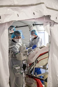 LES SAPEURS-POMPIERS ONT ORGANISE UN SAS DE PRE TRIAGE POUR LES PATIENTS ATTEINTS DU COVID 19 AUX URGENCES DU GRAND HOPITAL DE L'EST FRANCILIEN, JOSSIGNY, SEINE ET MARNE (77), UNE JOURNEE SUR LE FRONT DES INTERVENTIONS COVID 19 