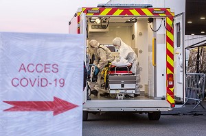 LES SAPEURS-POMPIERS ONT ORGANISE UN SAS DE PRE TRIAGE POUR LES PATIENTS ATTEINTS DU COVID 19 AUX URGENCES DU GRAND HOPITAL DE L'EST FRANCILIEN, JOSSIGNY, SEINE ET MARNE (77), UNE JOURNEE SUR LE FRONT DES INTERVENTIONS COVID 19 