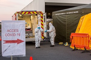LES SAPEURS-POMPIERS ONT ORGANISE UN SAS DE PRE TRIAGE POUR LES PATIENTS ATTEINTS DU COVID 19 AUX URGENCES DU GRAND HOPITAL DE L'EST FRANCILIEN, JOSSIGNY, SEINE ET MARNE (77), UNE JOURNEE SUR LE FRONT DES INTERVENTIONS COVID 19 