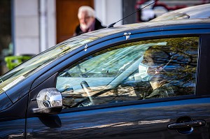 FEMME, INFIRMIERE AU VOLANT DE SA VOITURE AVEC UN MASQUE, PANDEMIE COVID 19, PARIS, FRANCE, EUROPE 