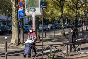 FEMME ET HOMME FAISANT LEURS COURSES AVEC UN MASQUE, PANDEMIE COVID 19, RUE DU RENDEZ VOUS, 12EME ARRONDISSEMENT, PARIS, FRANCE, EUROPE 