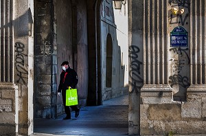 HOMME FAISANT SES COURSES AVEC UN MASQUE, PANDEMIE COVID 19, PLACE DES VOSGES, 4EME ARRONDISSEMENT, PARIS, FRANCE, EUROPE 