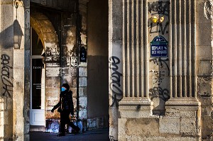 FEMME FAISANT SES COURSES AVEC UN MASQUE, PANDEMIE COVID 19, PLACE DES VOSGES, 4EME ARRONDISSEMENT, PARIS, FRANCE, EUROPE 