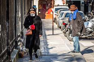 UNE FEMME ET UN HOMME PROMENENT LEUR CHIEN AVEC UN MASQUE, PANDEMIE COVID 19, PLACE DES VOSGES, PARIS, 4EME ARRONDISSEMENT, FRANCE, EUROPE 