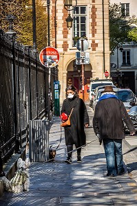 UNE FEMME ET UN HOMME PROMENENT LEUR CHIEN AVEC UN MASQUE, PANDEMIE COVID 19, PLACE DES VOSGES, PARIS, 4EME ARRONDISSEMENT, FRANCE, EUROPE 