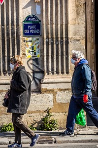 COUPLE FAISANT SES COURSES AVEC UN MASQUE, PANDEMIE COVID 19, PLACE DES VOSGES, 4EME ARRONDISSEMENT, PARIS, FRANCE, EUROPE 