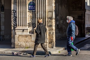 COUPLE FAISANT SES COURSES AVEC UN MASQUE, PANDEMIE COVID 19, PLACE DES VOSGES, 4EME ARRONDISSEMENT, PARIS, FRANCE, EUROPE 