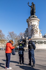 CONTROLE D'ATTESTATION DE DEPLACEMENT DEROGATOIRE LORS DU CONFINEMENT DE LA PANDEMIE DU COVID 19 PAR DES AGENTS DE SURVEILLANCE DE PARIS, ASP, PLACE DE LA REPUBLIQUE, PARIS, ILE DE FRANCE 