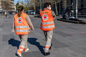 MARAUDE D'EQUIPIERS DE LA CROIX ROUGE POUR DISTRIBUER DES PANIERS REPAS AUX SDF LORS DU CONFINEMENT DE LA PANDEMIE DU COVID 19, PLACE DE LA REPUBLIQUE, PARIS, ILE DE FRANCE 