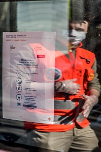 MARAUDE D'EQUIPIERS DE LA CROIX ROUGE POUR DISTRIBUER DES PANIERS REPAS AUX SDF LORS DU CONFINEMENT DE LA PANDEMIE DU COVID 19, PLACE DE LA REPUBLIQUE, PARIS, ILE DE FRANCE 