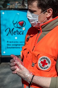 MARAUDE D'EQUIPIERS DE LA CROIX ROUGE POUR DISTRIBUER DES PANIERS REPAS AUX SDF LORS DU CONFINEMENT DE LA PANDEMIE DU COVID 19, PLACE DE LA REPUBLIQUE, PARIS, ILE DE FRANCE 