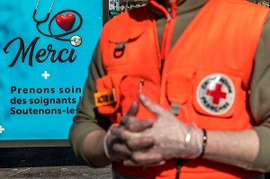 MARAUDE D'EQUIPIERS DE LA CROIX ROUGE POUR DISTRIBUER DES PANIERS REPAS AUX SDF LORS DU CONFINEMENT DE LA PANDEMIE DU COVID 19, PLACE DE LA REPUBLIQUE, PARIS, ILE DE FRANCE 