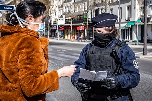 CONTROLE DE POLICE, VERIFICATION DES ATTESTATIONS DE DEPLACEMENT DEROGATOIRE LORS DU CONFINEMENT DE LA PANDEMIE DU COVID 19 PAR LA POLICE NATIONALE, QUAI DE L'HOTEL DE VILLE, PARIS, ILE DE FRANCE 