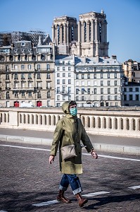 FEMME AVEC UN MASQUE DEVANT NOTRE DAME ET L'ILE DE LA CITE, PONT LOUIS PHILIPPE, PARIS, 1ER ARRONDISSEMENT, ILE-DE-FRANCE  