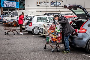 COURSES EN CONFINEMENT LORS DE LA PANDEMIE DU COVID 19, SUPERMARCHE E. LECLERC DE VITRY SUR SEINE, VAL DE MARNE (94), ILE DE FRANCE 