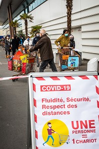 COURSES EN CONFINEMENT LORS DE LA PANDEMIE DU COVID 19, SUPERMARCHE E. LECLERC DE VITRY SUR SEINE, VAL DE MARNE (94), ILE DE FRANCE 