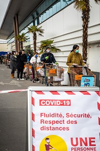 COURSES EN CONFINEMENT LORS DE LA PANDEMIE DU COVID 19, SUPERMARCHE E. LECLERC DE VITRY SUR SEINE, VAL DE MARNE (94), ILE DE FRANCE 