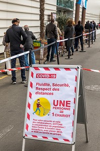 COURSES EN CONFINEMENT LORS DE LA PANDEMIE DU COVID 19, SUPERMARCHE E.LECLERC DE VITRY SUR SEINE, VAL DE MARNE (94), ILE DE FRANCE 