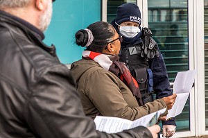 FILE D'ATTENTE, COURSES EN CONFINEMENT, CONTROLE, VERIFICATION DES ATTESTATIONS DE DEPLACEMENT DEROGATOIRE LORS DU CONFINEMENT DE LA PANDEMIE DU COVID 19 PAR DES POLICIERS MUNICIPAUX DEVANT LE CENTRE COMMERCIAL LECLERC, VITRY SUR SEINE, ILE DE FRANCE 