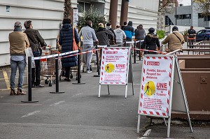 COURSES EN CONFINEMENT LORS DE LA PANDEMIE DU COVID 19, SUPERMARCHE E.LECLERC DE VITRY SUR SEINE, VAL DE MARNE (94), ILE DE FRANCE 