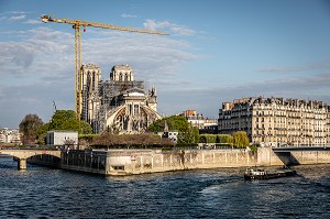 CHANTIER DE RECONSTRUCTION DE NOTRE DAME DE PARIS A L'ARRET LORS DU CONFINEMENT DE LA PANDEMIE DU COVID 19, PARIS, ILE DE FRANCE 