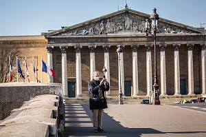 HOMME PORTANT UN MASQUE, PONT DE LA CONCORDE LORS DU CONFINEMENT DE LA PANDEMIE DU COVID 19, PARIS, ILE DE FRANCE 