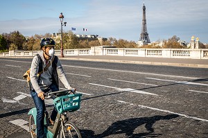 CYCLISTE AVEC UN MASQUE, PONT DE LA CONCORDE LORS DU CONFINEMENT DE LA PANDEMIE DU COVID 19, PARIS, ILE DE FRANCE 