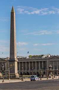 10H DU MATIN, VOITURE DE POLICE PLACE DE LA CONCORDE QUASI VIDE LORS DU CONFINEMENT DE LA PANDEMIE DU COVID 19, PARIS, ILE DE FRANCE 