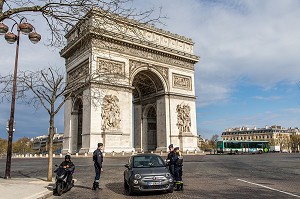 CONTROLE DE POLICE, VERIFICATION DES ATTESTATIONS DE DEPLACEMENT DEROGATOIRE LORS DU CONFINEMENT DE LA PANDEMIE DU COVID 19 PAR LA POLICE NATIONALE, ARC DE TRIOMPHE, PLACE DE L'ETOILE, PARIS, ILE DE FRANCE 