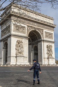 CONTROLE DE POLICE, VERIFICATION DES ATTESTATIONS DE DEPLACEMENT DEROGATOIRE LORS DU CONFINEMENT DE LA PANDEMIE DU COVID 19 PAR LA POLICE NATIONALE, ARC DE TRIOMPHE, PLACE DE L'ETOILE, PARIS, ILE DE FRANCE 