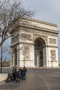 CONTROLE DE POLICE, VERIFICATION DES ATTESTATIONS DE DEPLACEMENT DEROGATOIRE LORS DU CONFINEMENT DE LA PANDEMIE DU COVID 19 PAR LA POLICE NATIONALE, ARC DE TRIOMPHE, PLACE DE L'ETOILE, PARIS, ILE DE FRANCE 