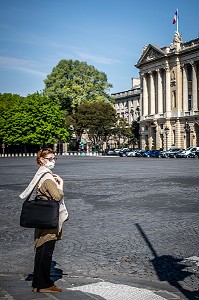 PASSANTE AVEC UN MASQUE, PLACE DE LA CONCORDE, LORS DU CONFINEMENT DE LA PANDEMIE DU COVID 19, PARIS, ILE DE FRANCE 