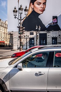 CONDUCTEUR AVEC UN MASQUE, PLACE DE LA CONCORDE, LORS DU CONFINEMENT DE LA PANDEMIE DU COVID 19, PARIS, ILE DE FRANCE 