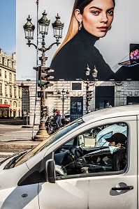 LIVREUR AVEC UN MASQUE, PLACE DE LA CONCORDE, LORS DU CONFINEMENT DE LA PANDEMIE DU COVID 19, PARIS, ILE DE FRANCE 