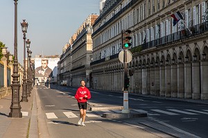 JOGGEUR RUE DE RIVOLI VIDE LORS DU CONFINEMENT DE LA PANDEMIE DU COVID 19, PARIS, ILE DE FRANCE 