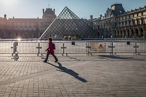 PASSANTE AVEC UN MASQUE DEVANT LE CARROUSEL DU LOUVRE FERME LORS DU CONFINEMENT DE LA PANDEMIE DU COVID 19, PARIS, ILE DE FRANCE 