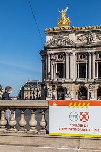 PASSANT AVEC UN MASQUE PLACE DE L’OPERA LORS DU CONFINEMENT DE LA PANDEMIE DU COVID 19, PARIS, ILE DE FRANCE 