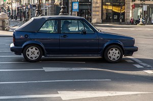 CONDUCTEUR AVEC UN MASQUE ET DES GANTS, PLACE DE L’OPERA LORS DU CONFINEMENT DE LA PANDEMIE DU COVID 19, PARIS, ILE DE FRANCE 