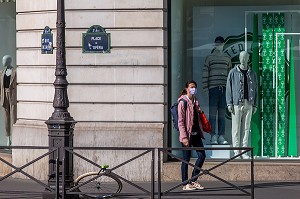 PASSANTE AVEC UN MASQUE PLACE DE L’OPERA LORS DU CONFINEMENT DE LA PANDEMIE DU COVID 19, PARIS, ILE DE FRANCE 