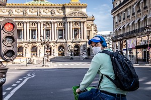 CYCLISTE AVEC UN MASQUE PLACE DE L’OPERA LORS DU CONFINEMENT DE LA PANDEMIE DU COVID 19, PARIS, ILE DE FRANCE 