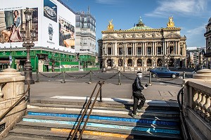 PASSANT AVEC UN MASQUE ET UNE VISIERE, PLACE DE L’OPERA LORS DU CONFINEMENT DE LA PANDEMIE DU COVID 19, PARIS, ILE DE FRANCE 