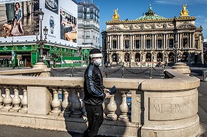 PASSANT AVEC UN MASQUE PLACE DE L’OPERA LORS DU CONFINEMENT DE LA PANDEMIE DU COVID 19, PARIS, ILE DE FRANCE 