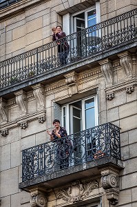 A 20H TOUS LES SOIRS APPLAUDIT LES SOIGNANTS LORS DU CONFINEMENT DE LA PANDEMIE DU COVID 19, PARIS, ILE DE FRANCE 