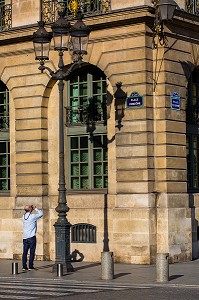 PHOTOGRAPHE AMATEUR, PLAQUE DE RUE, PLACE VENDOME ET OMBRE D'UN LAMPADAIRE, PARIS, FRANCE, 1ER ARRONDISSEMENT, PARIS, FRANCE 