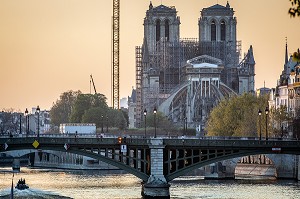 1 ANS APRES L'INCENDIE, CHANTIER DE RECONSTRUCTION DE NOTRE DAME DE PARIS A L'ARRET LORS DU CONFINEMENT DE LA PANDEMIE DU COVID 19, PARIS, ILE DE FRANCE 